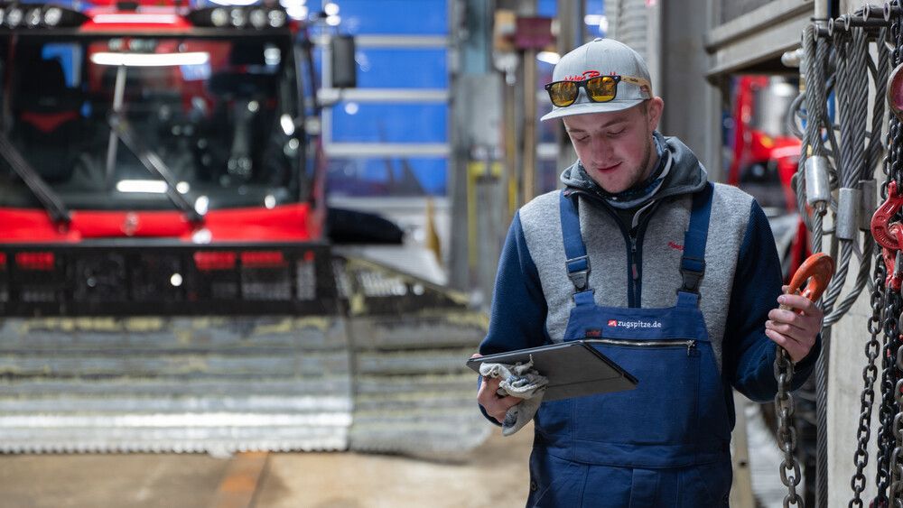 SNOWsat Maintain |Tablet Eine Person bedient SNOWsat Maintain in der Werkstatt.