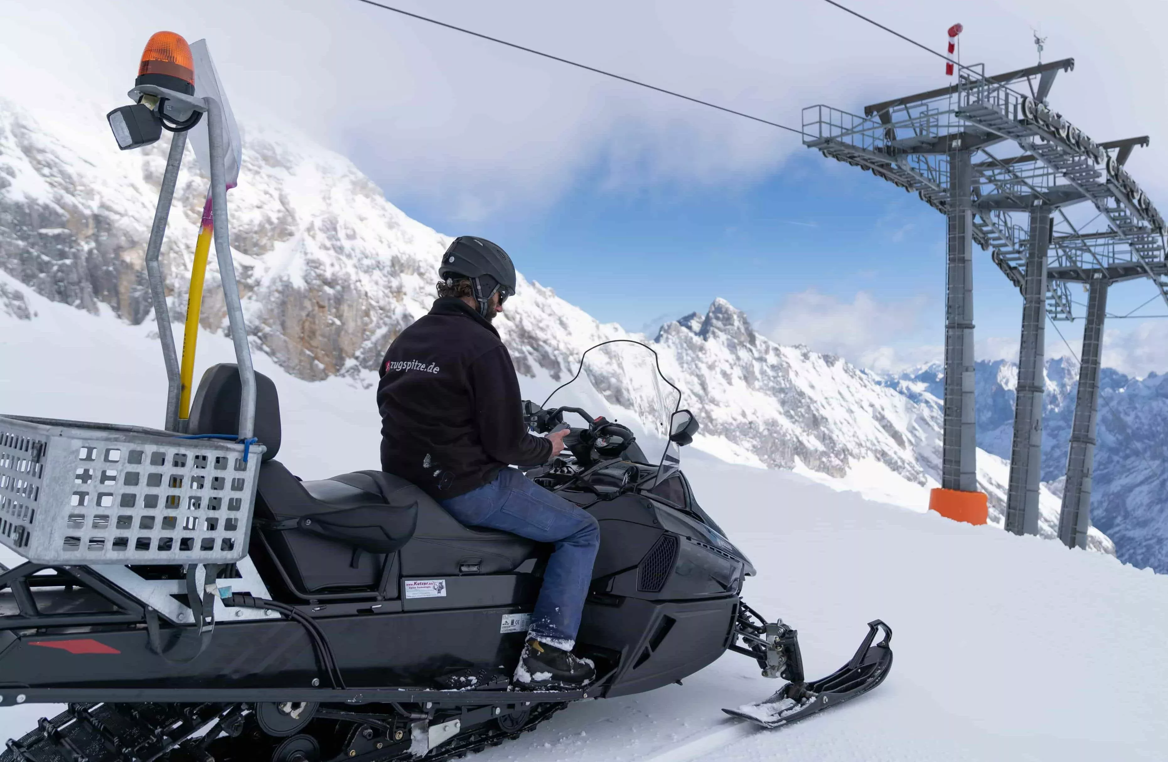 SNOWsat ToDo: Aufgaben planen und verwalten Mitarbeiter auf Skidoo im Skigebiet mit Handy in der Hand