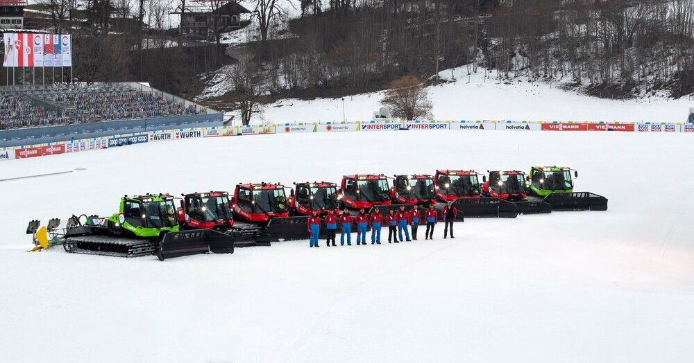 Una squadra ben affiatata: l'equipaggio di Oberstdorf e la sua flotta di PistenBully con le ultime tecnologie. PistenBully ha soddisfatto tutte le esigenze degli atleti, dei corridori e degli organizzatori e si è presentato ancora una volta come un partner affidabile. Secondo Peter Schlickenrieder, "la migliore squadra del mondo" per preparare le piste. © Aapo Laiho