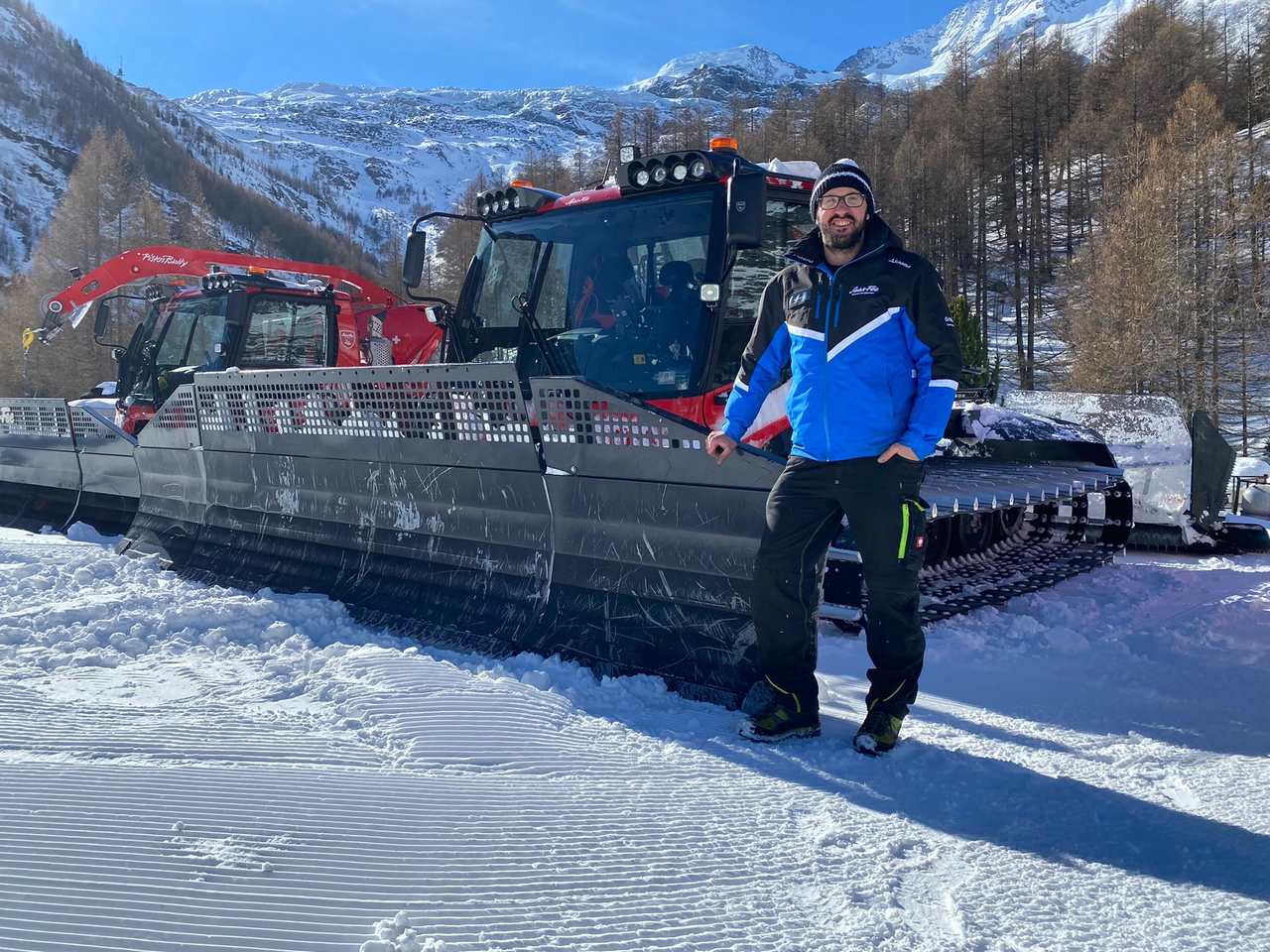 Patrick Gnos à côté d'un PistenBully