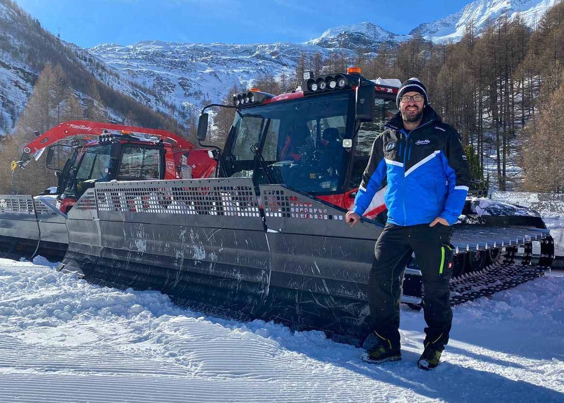 Patrick Gnos à côté d'un PistenBully