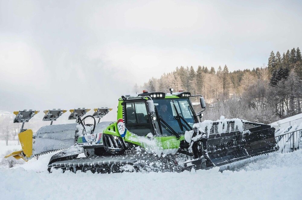 Il PistenBully 600 E+ con tracciatore per sci di fondo a 4 tracce: la combinazione perfetta - per spingere la neve e per tracciare le piste. © Dominik Berchtold