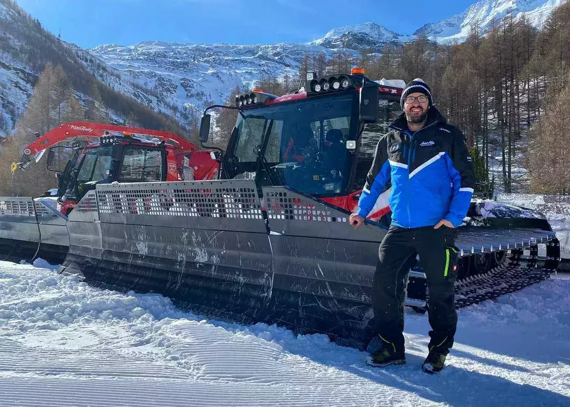 Patrick Gnos in Saas-Fee Patrick Gnos standing next to a PistenBully