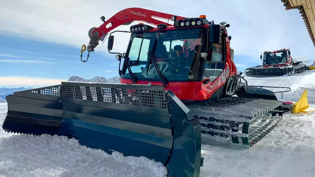 At the beginning of the 2021–22 winter season, 25 PistenBully vehicles with SNOWsat LiDAR – as here on the Zugspitze – are being put into operation. 