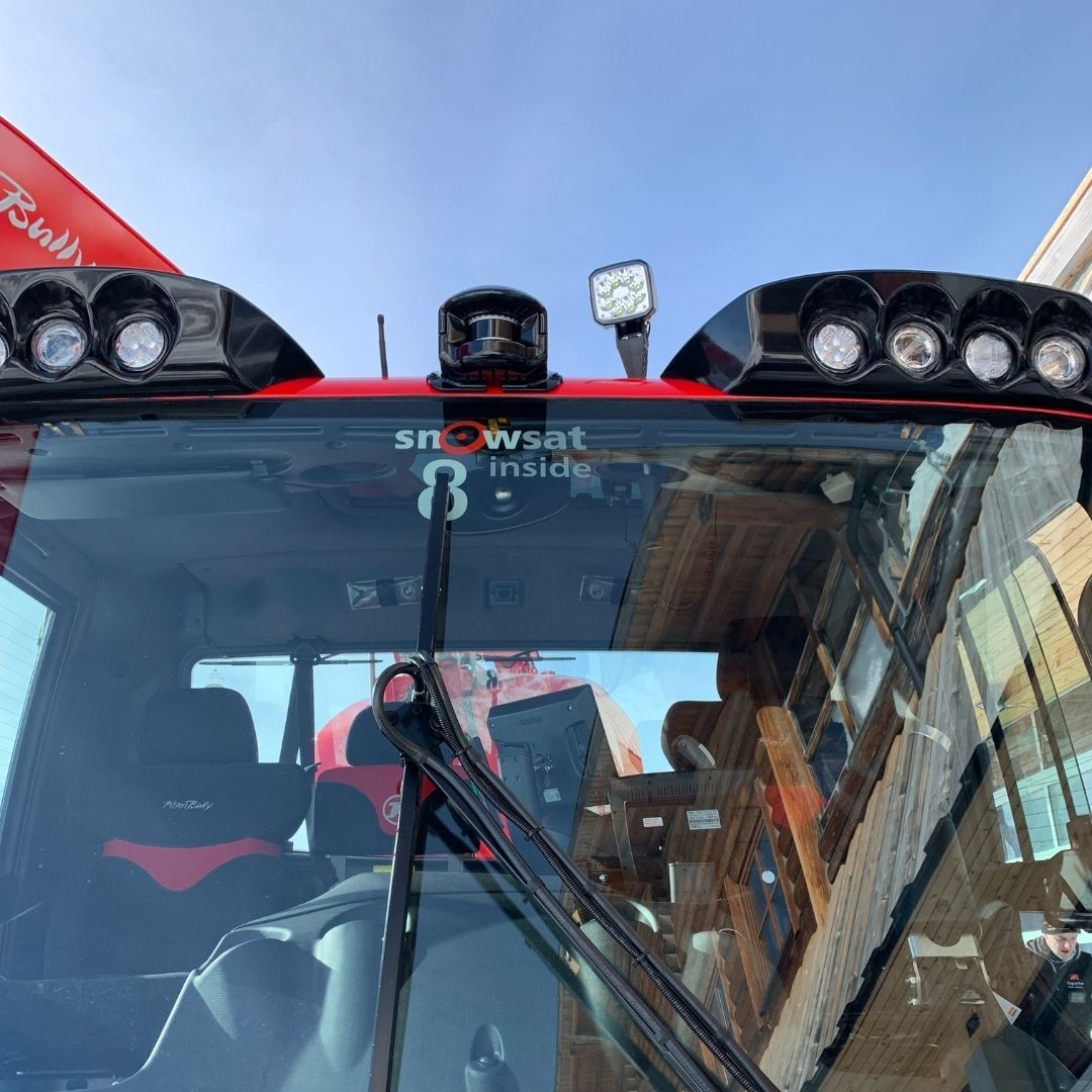 SNOWsat LiDAR Sensor: Anbau Der SNOWsat LiDAR Sensor wird mittig auf dem Dach des PistenBully verbaut.